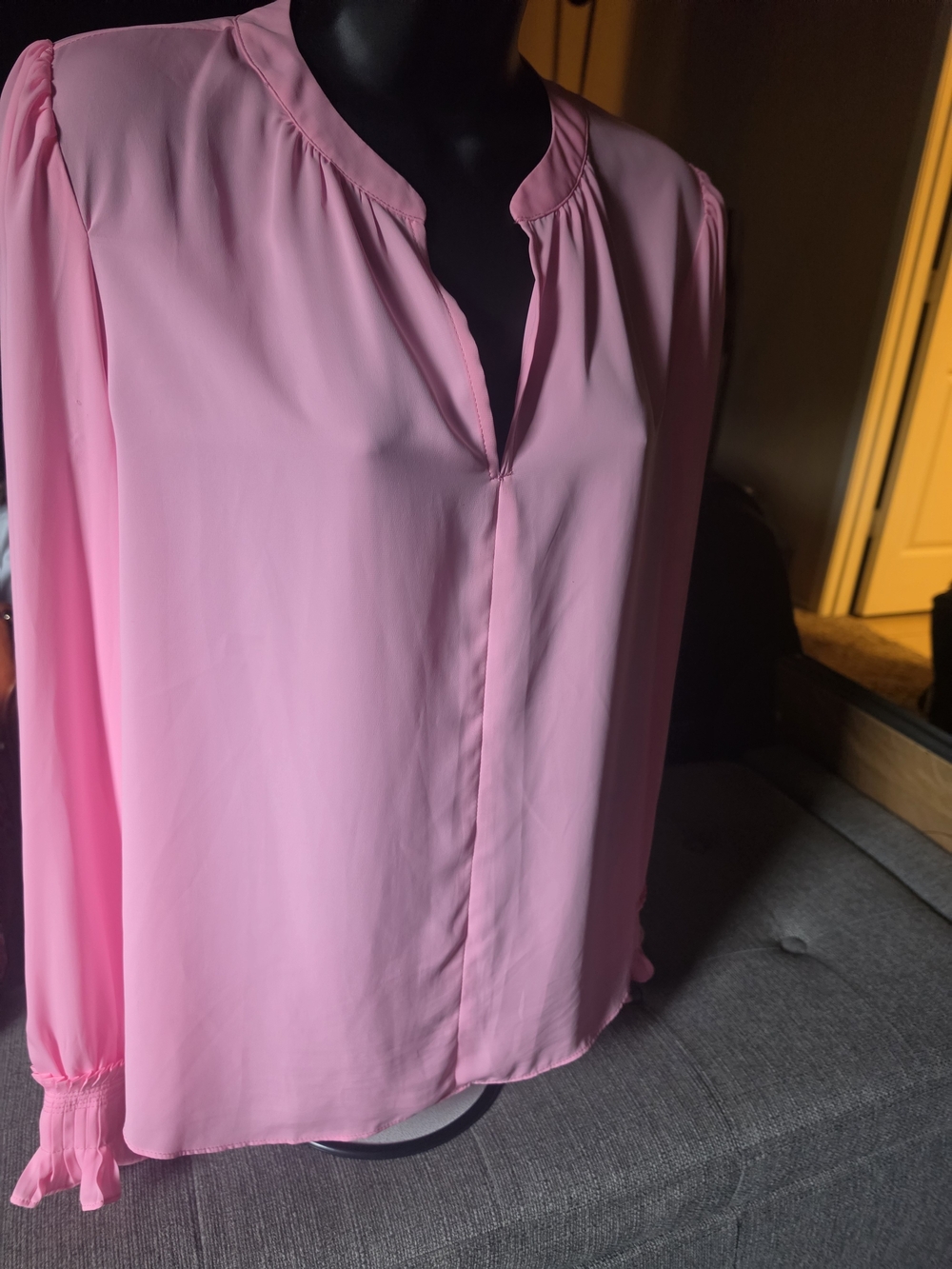 Current Air Pink Solid Woven Polyester V-Neck Ruffle Pullover Blouse in size M